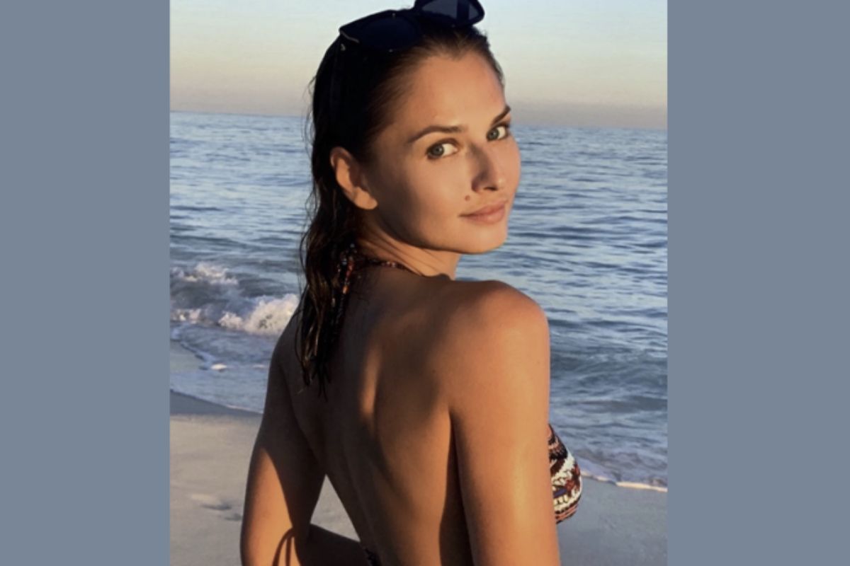 Anna Safroncik attribuisce la sua pelle luminosa e tonica a una routine di bellezza semplice ma rigorosa. La sua forza risiede nella costanza