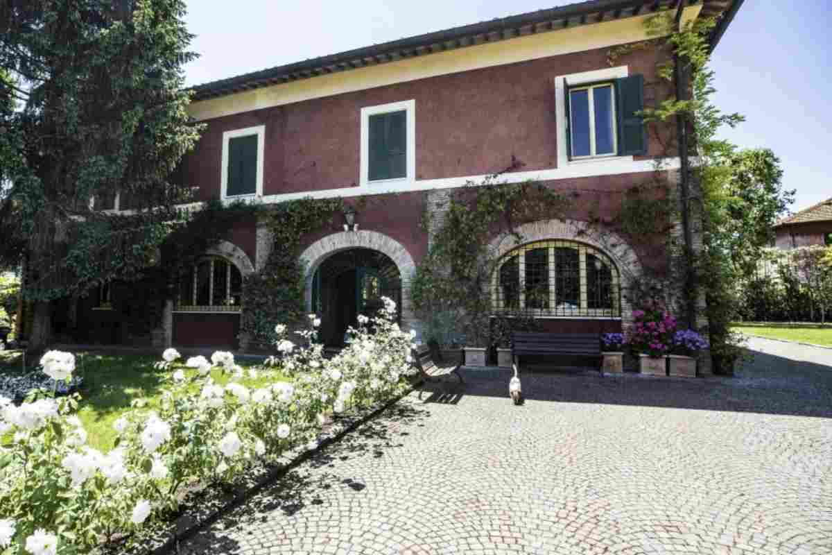 Ricky Tognazzi ha alle spalle una carriera poliedrica, iniziata nei primi anni ‘80 come attore, per poi affermarsi come regista