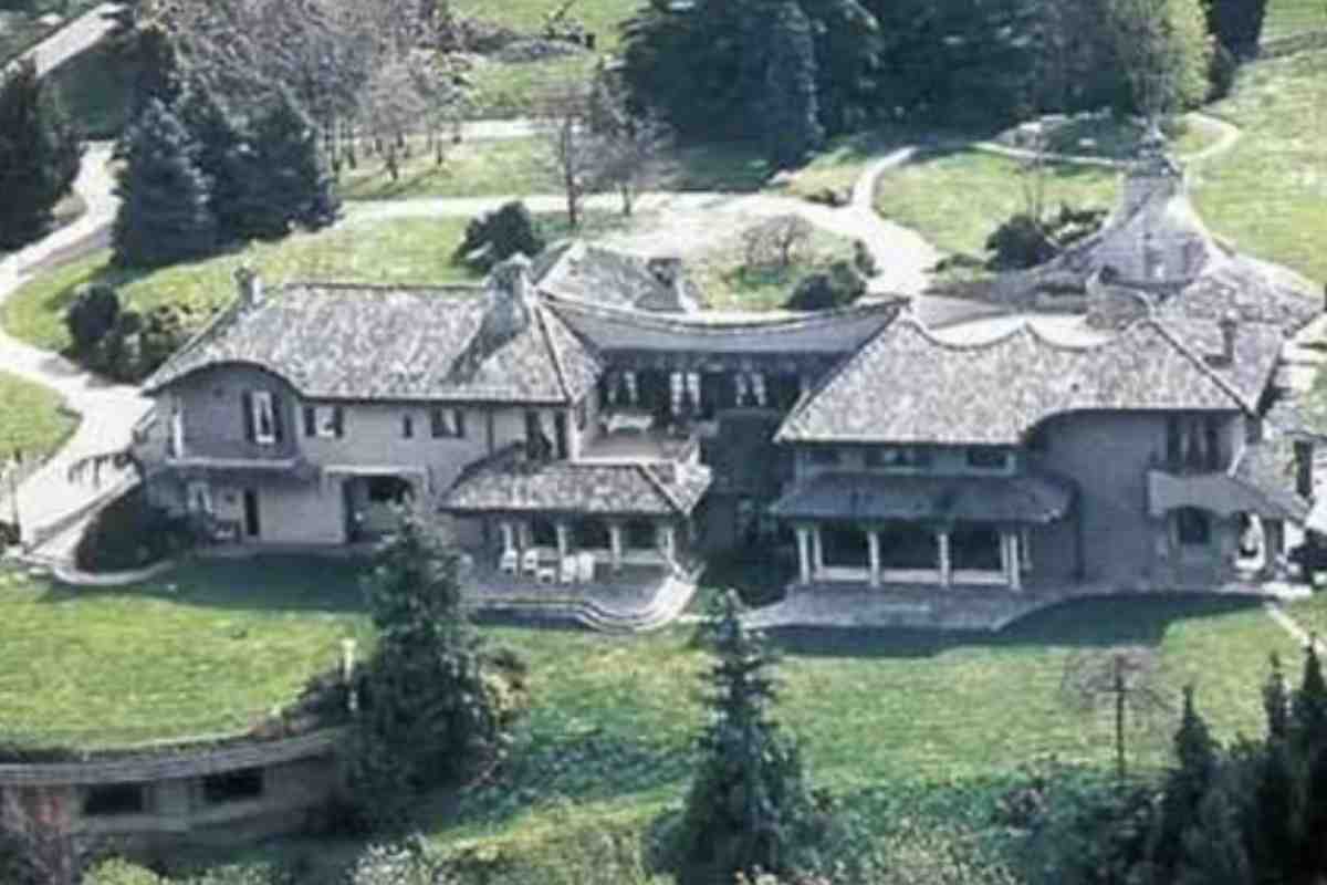 Oltre alla loro casa principale in Lombardia, Adriano Celentano e Claudia Mori trascorrono spesso periodi di vacanza nella splendida località