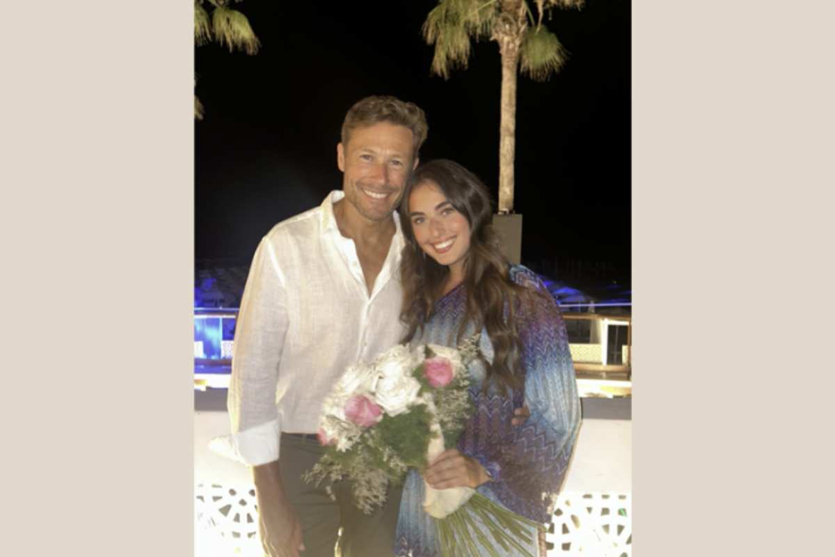 Massimiliano Ossini è un uomo profondamente legato alla famiglia. Sposato da vent’anni con Laura Gabrielli, la coppia