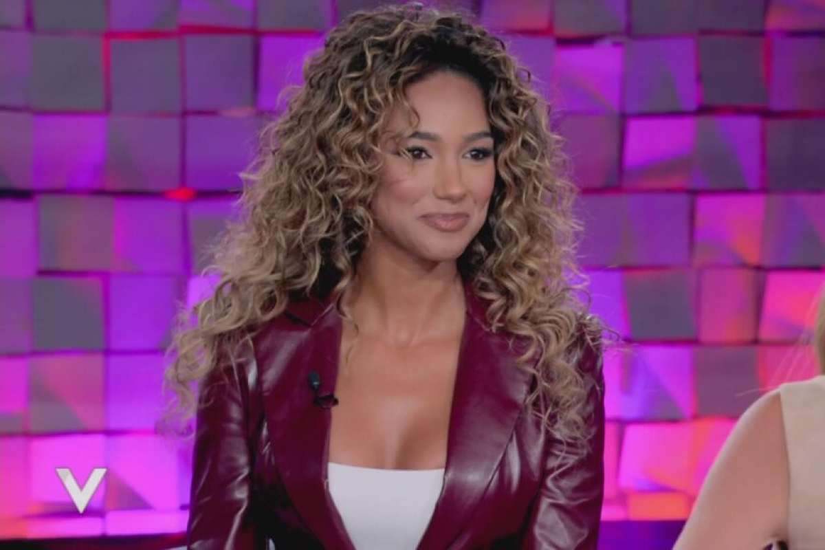 La sua ascesa nel mondo dello spettacolo è stata accompagnata da un percorso formativo e personale che racconta molto della sua determinazione