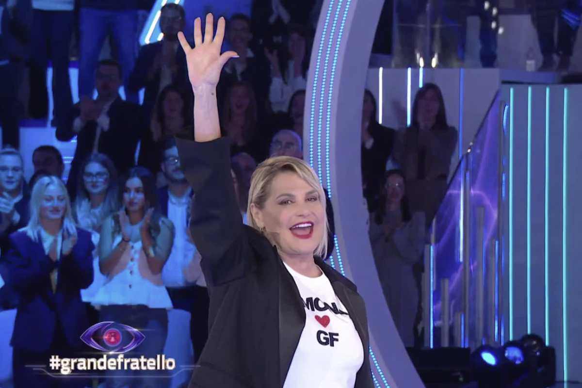 Sul fronte personale, la vita di Simona Ventura è sempre stata al centro dell’attenzione mediatica, soprattutto per il suo matrimonio